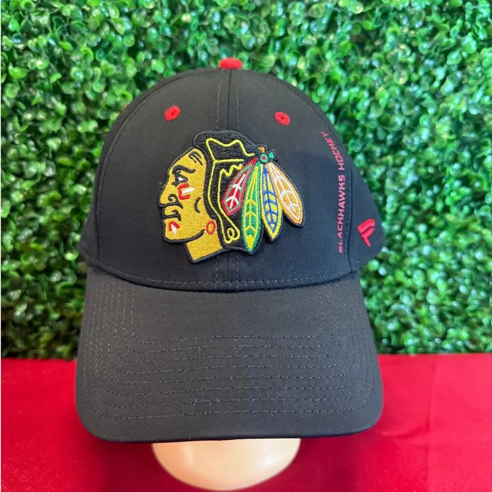 Chicago Blackhawks Hat Fanatics Black Fitted M/L Cap Embroidered Team Logo